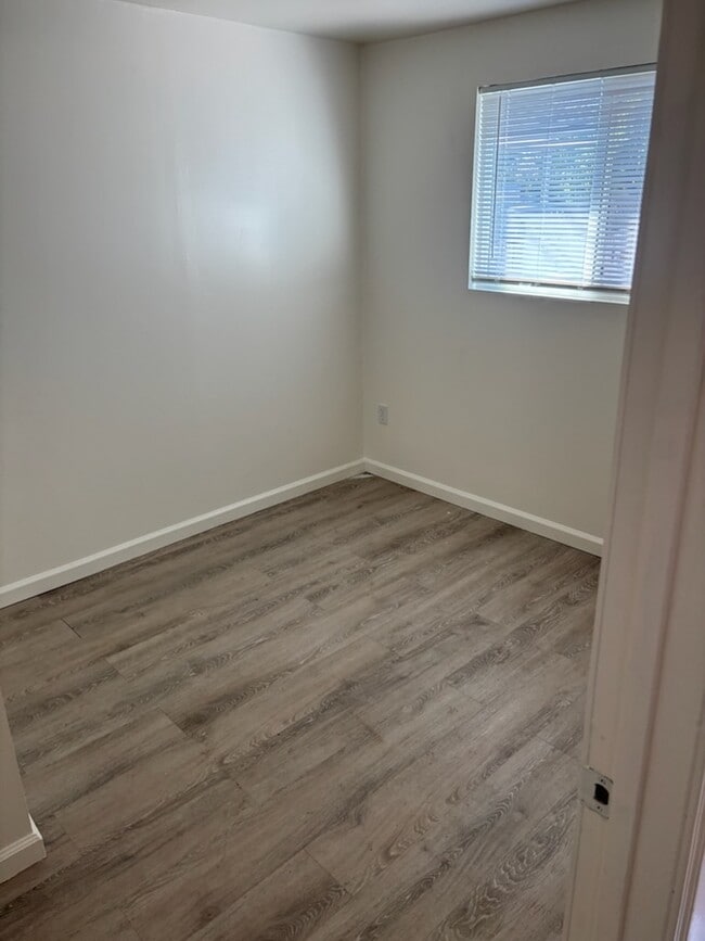 Photo - 1688 Linden St