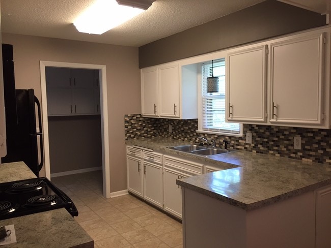 Building Photo - 2018 S Ridgewood Dr