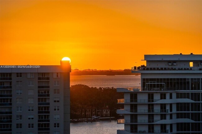 Building Photo - 6899 Collins Ave Unit 1903