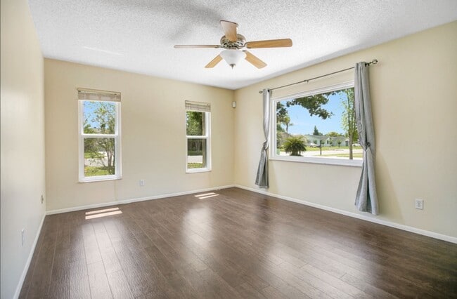 Photo - 137 Peppertree Dr