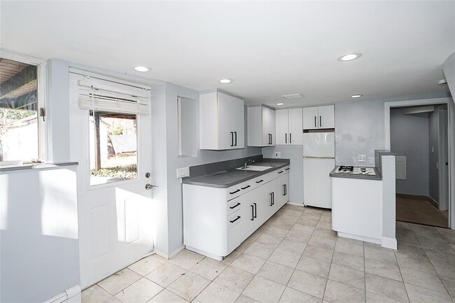 Building Photo - 26 Thomas Pl Rental