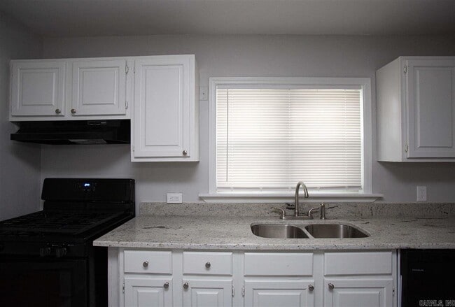 Photo - 123 Saunders Dr