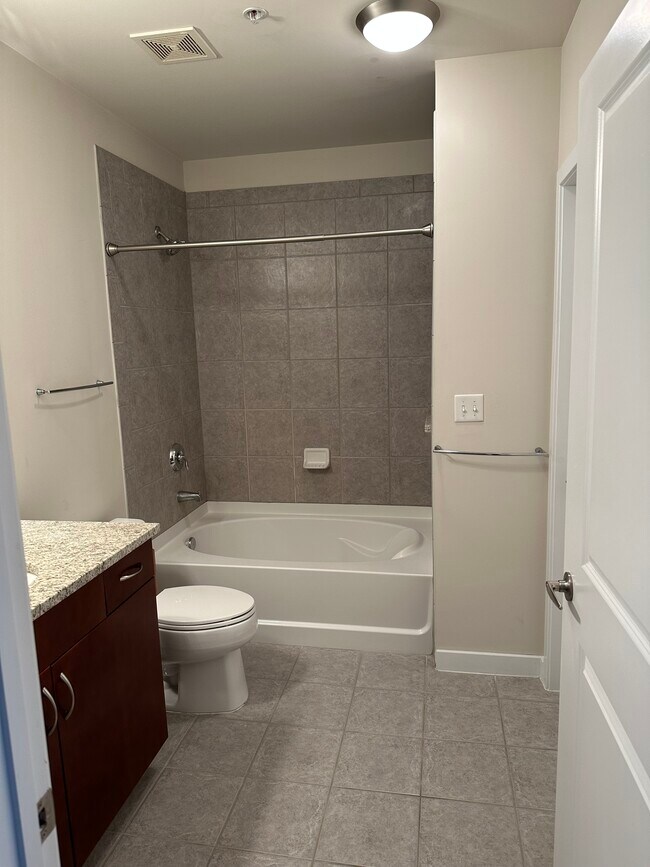 Bathroom - 400 W Peachtree St NW Unidad 3908