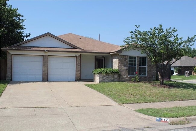 Building Photo - ADORABLE 3-2-2 in the Colonial Estates Subdivision.