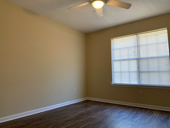 Photo - 814 Robin Hood Trail