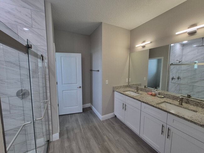Photo - 642 Desmoines Ct
