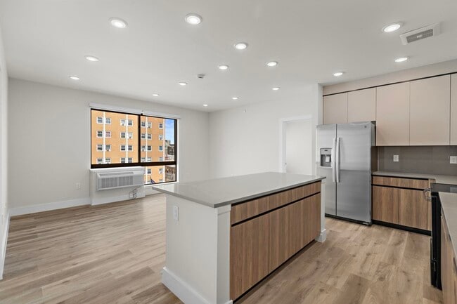 Photo - 433 62nd St Unidad 412