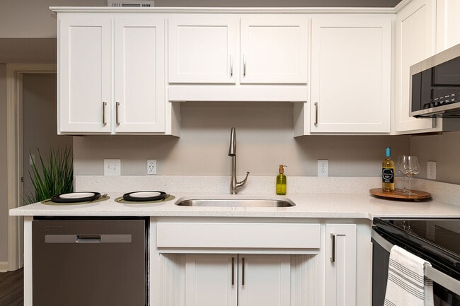 Cocina con encimeras de cuarzo, electrodomésticos de acero inoxidable y gabinetes modernos. - Vetra Providence