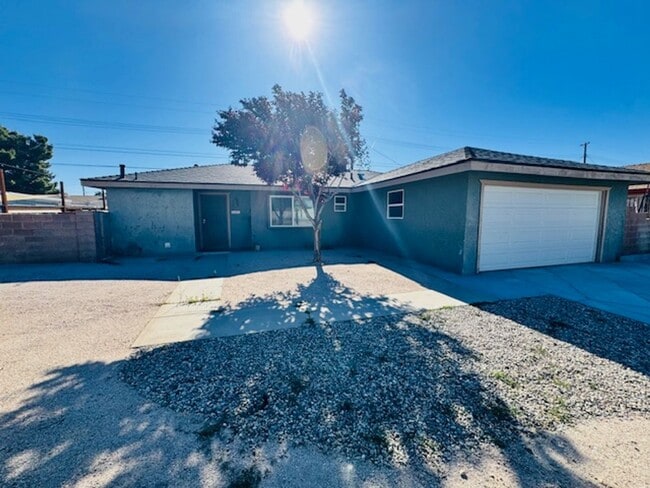 Building Photo - Gorgeous Remodeled 4+2 - $3100
