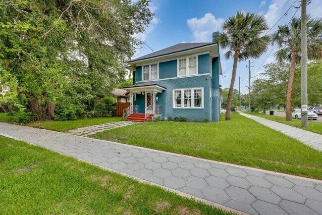 Photo - 105 W 11th St