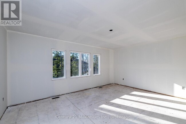 Photo - 18 Steinway St