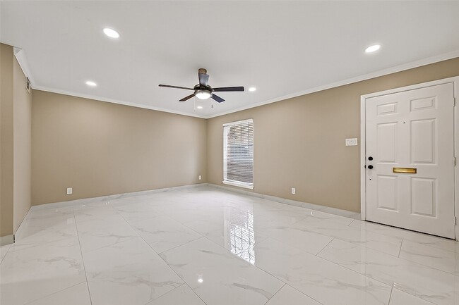 Photo - 6649 De Moss Dr Unidad 649