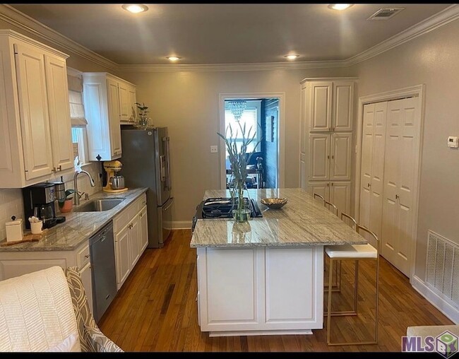 Photo - 717 Acadia St