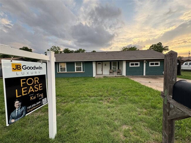 Photo - 3520 Roanoke Dr