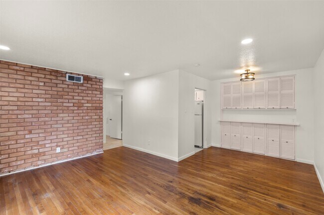 Building Photo - 2229 Mimosa Dr Unit 5