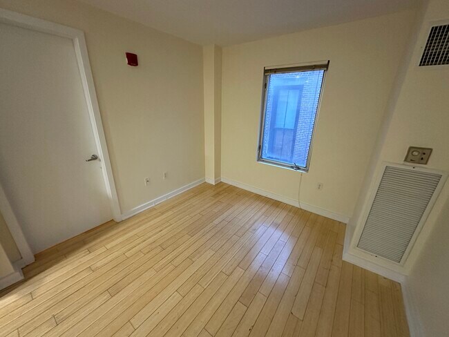 Photo - 25 Lagrange St