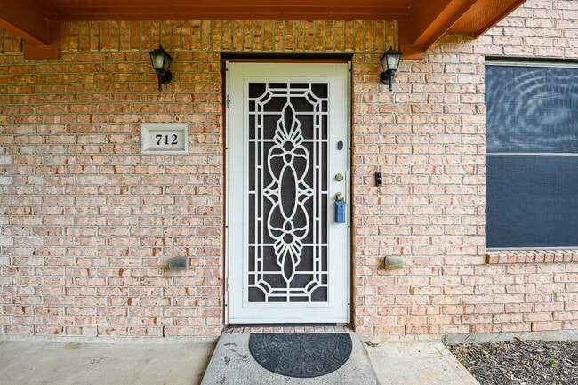 Photo - 712 Avenue F
