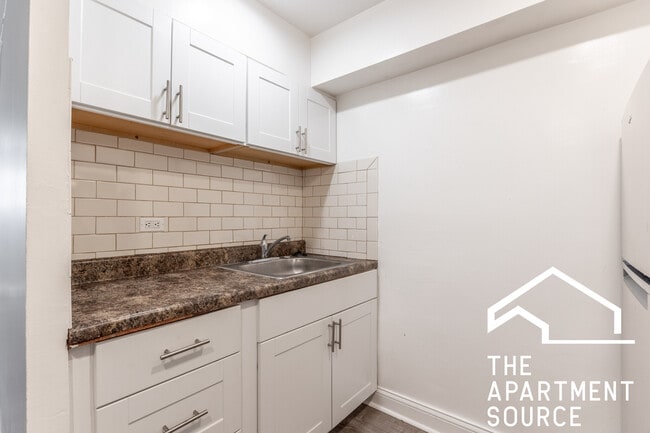 Photo - 906 W Montrose Ave Unit G