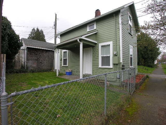 Building Photo - 2 bed 1 bath House Available 11/25