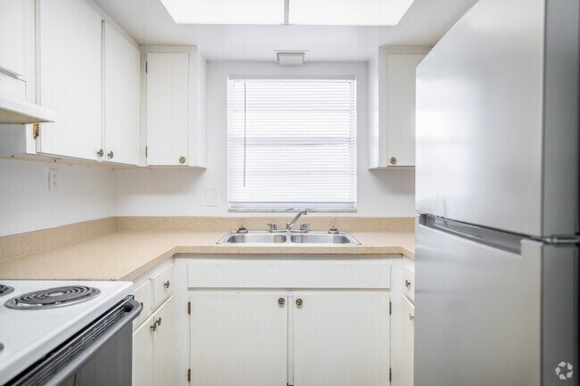 1BD, 1BA - 687SF - Kitchen