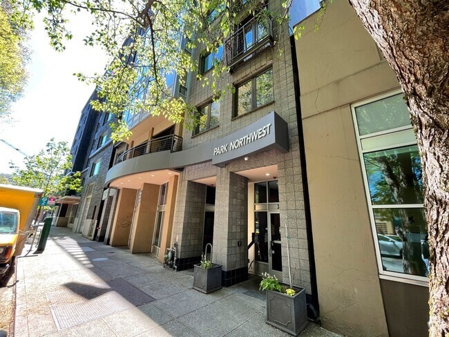 Building Photo - Bright Condo in NW Portland with Washer/Dr...