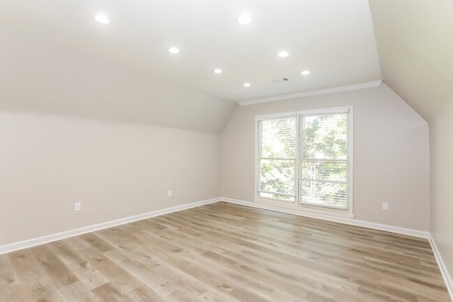 Photo - 1001 Crown Corners Dr