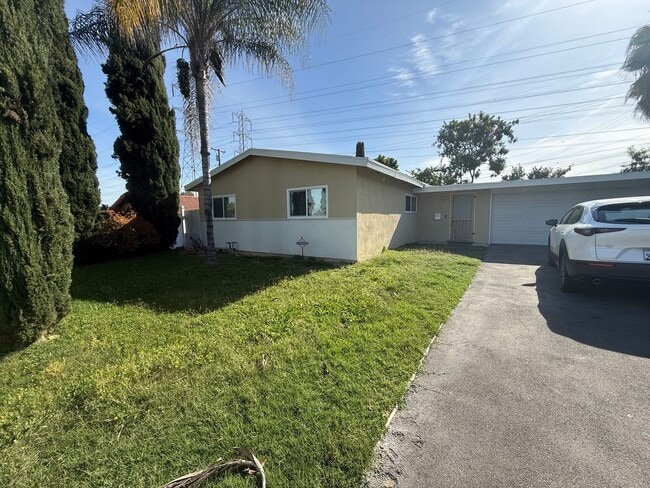 Building Photo - Clean and Ready - 3 bedrooms, 1 Bath - 2 car garage home for rent