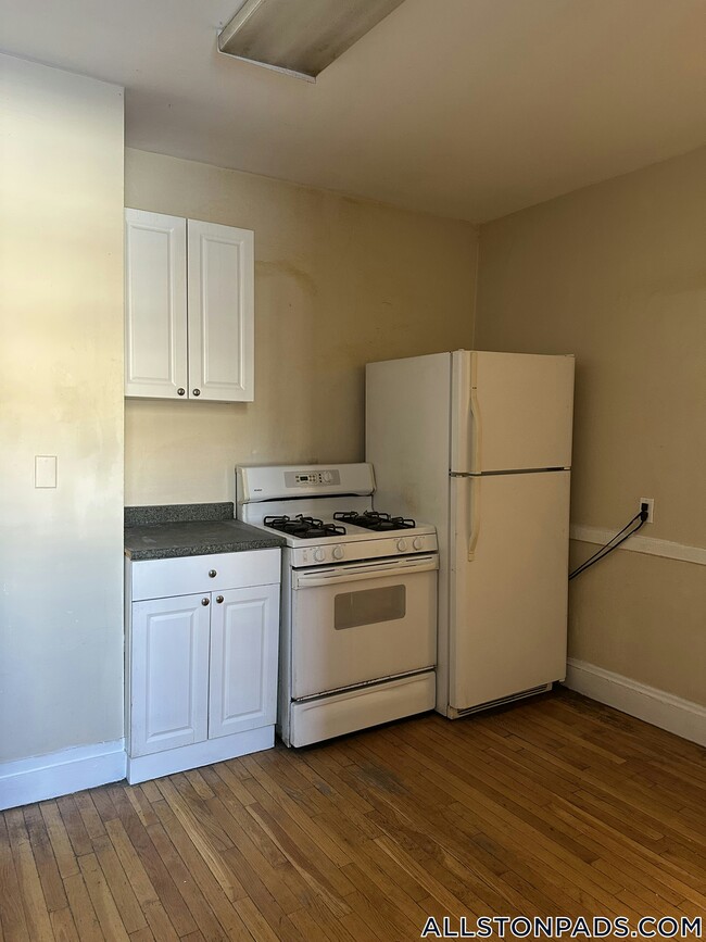 Building Photo - 192 Kelton St