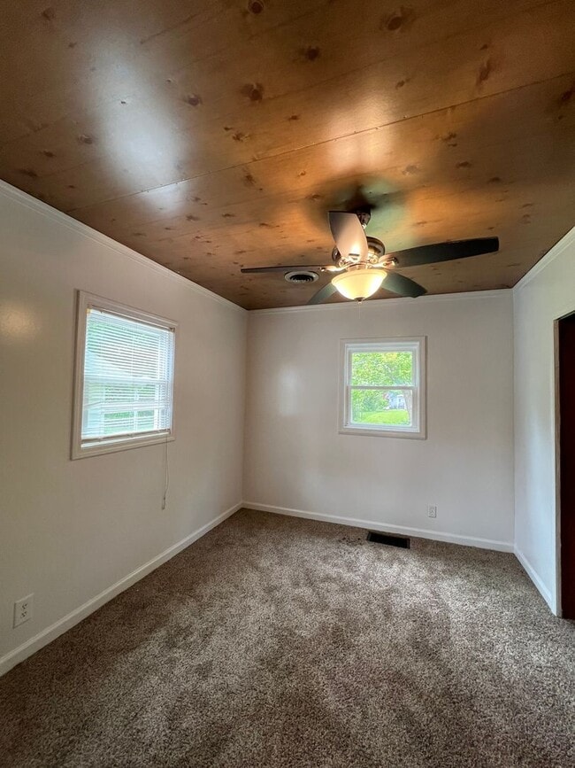 Photo - Welcome to this charming 2 bedroom, 1 bathroom house located in Peoria, IL.