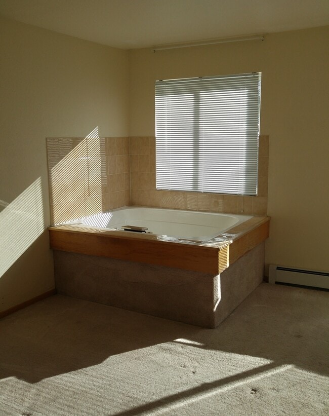 Photo - Remodeled Lagoon Townhome - 1 Bedroom + Den/2 Bath w/Clubhouse & Underground Parking