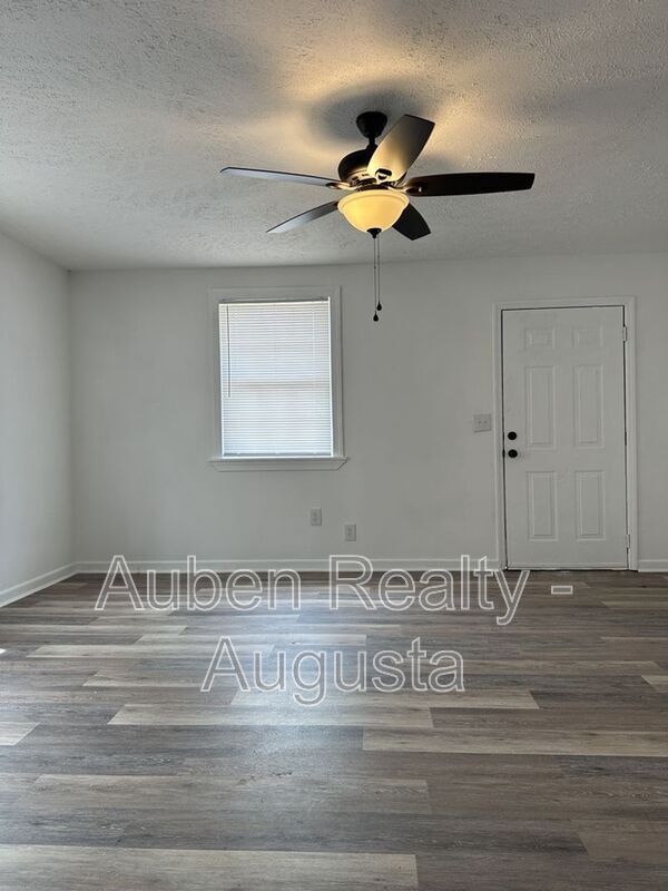 Photo - 461 Monetta St S E