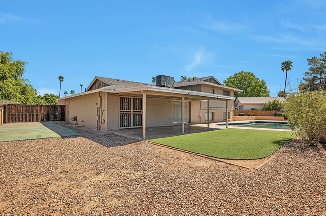 Photo - 6 Bedroom 3.5 Bath, Large Pool and Backyard