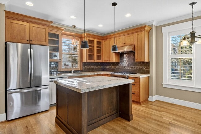 Photo - 100 NE Ivy St