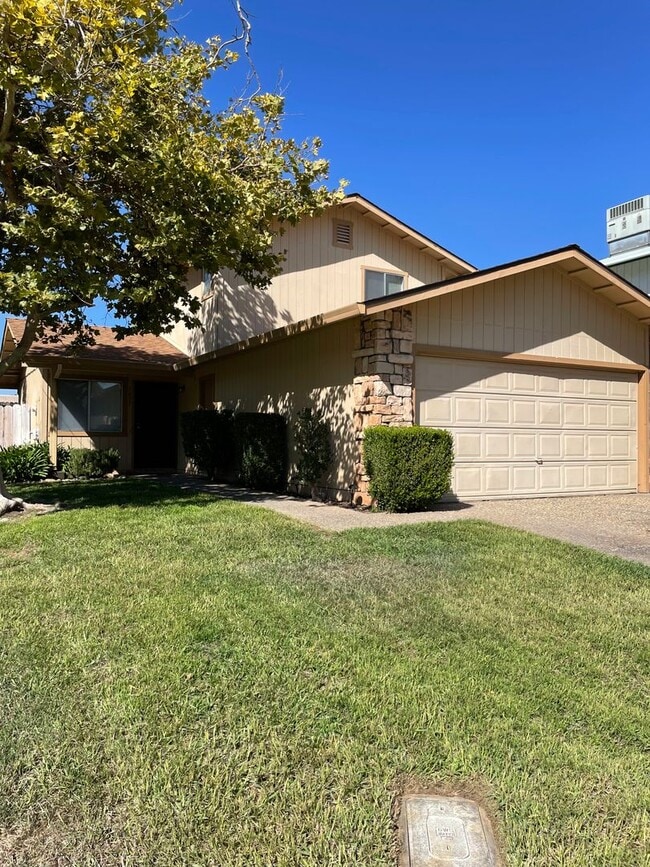 Building Photo - 3 Bedroom 2 Bath available this Summer!