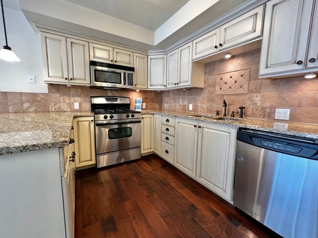 Charming Home Near CSU Campus – Move-In Re... - Charming Home Near CSU Campus – Move-In Re... Unidad B2