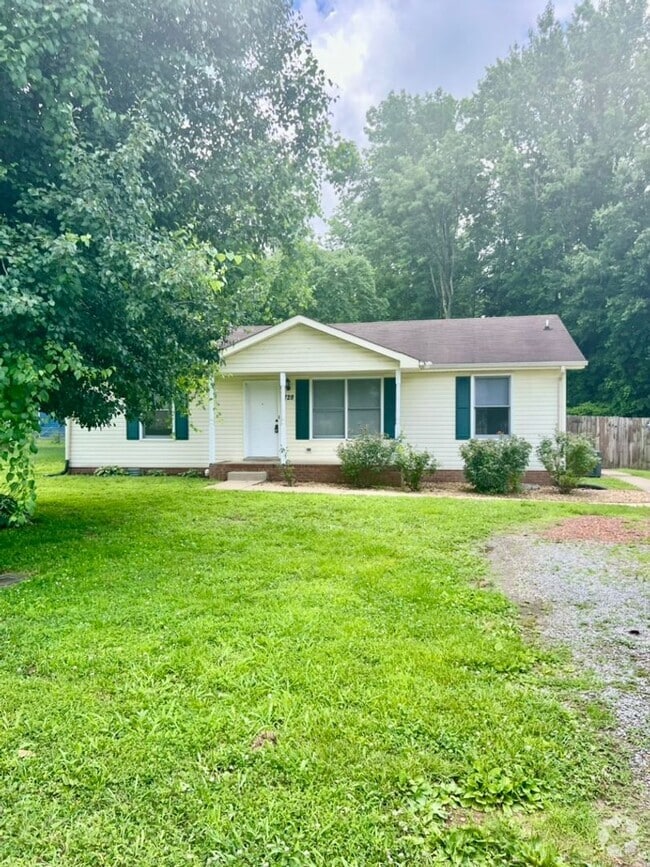 Building Photo - AVAILABLE NOW! 3 Bedroom, 1.5 Bath Home