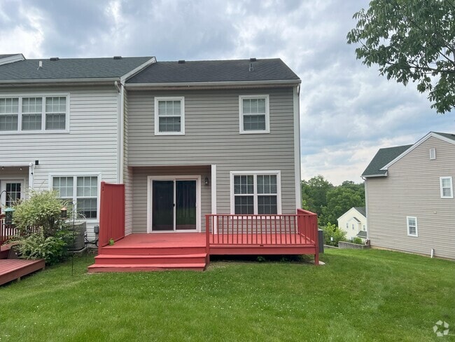 Freshly-painted deck - 44 Westfield Pl Unit 44 Westfield Pl Rental