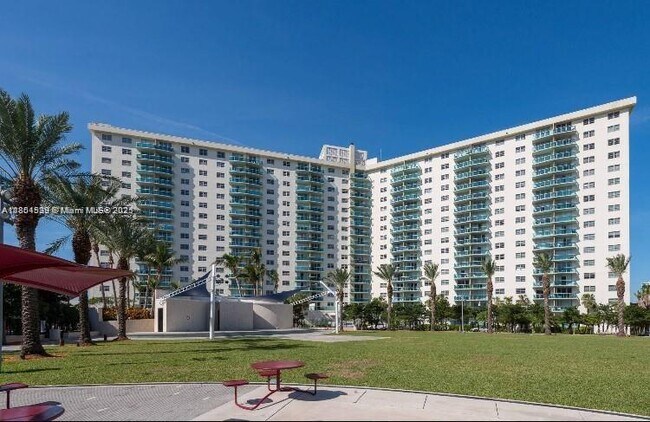 Photo - 19370 Collins Ave Unidad 627 Rental