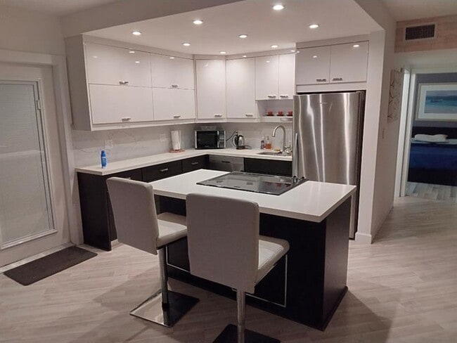 Building Photo - 2811 NE 51st St Unit 7