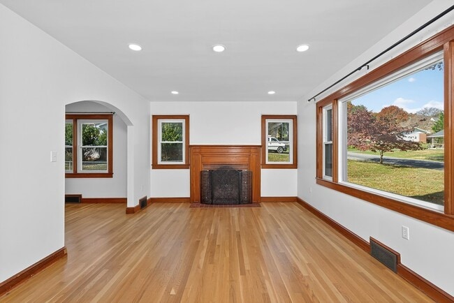 Photo - 250 Gillespie Dr NE