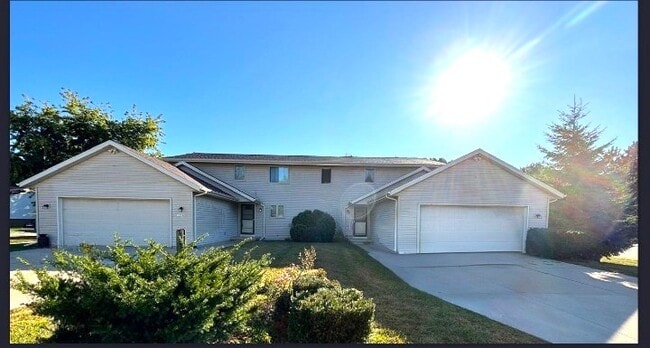 Building Photo - 3222 Lakeview Dr