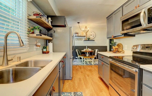 Photo - 1441 Lewison Ave NE