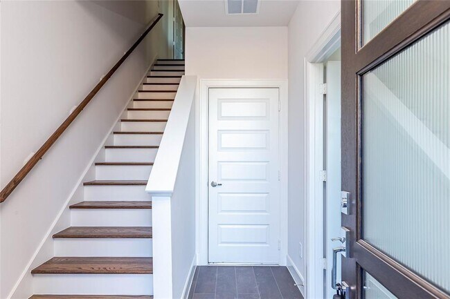 Photo - 310 Jensen Dr