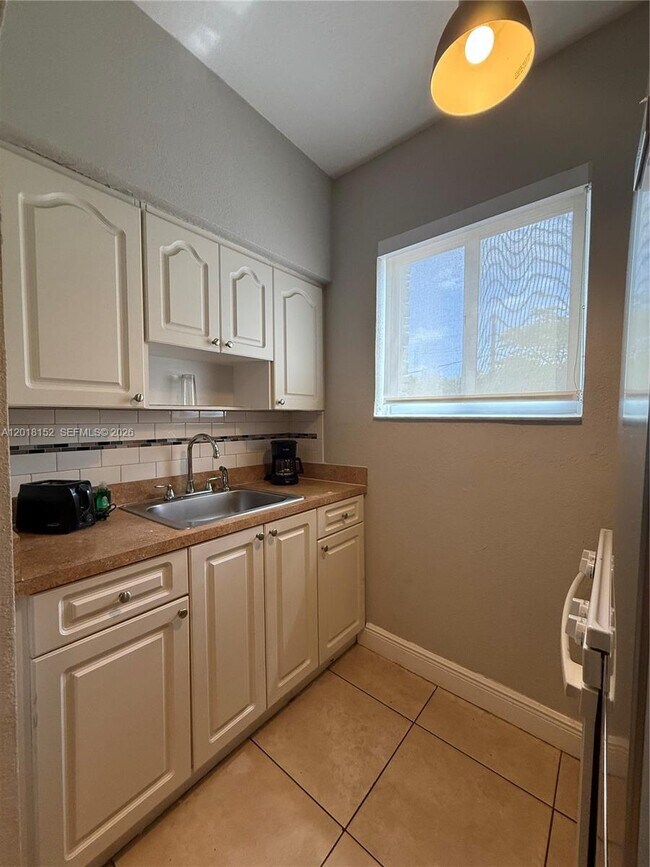 Photo - 7710 Harding Ave Unidad 7