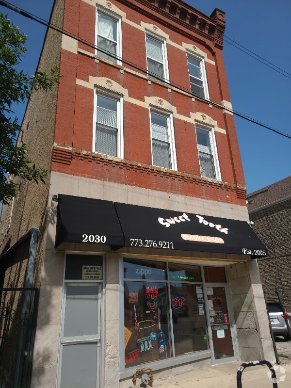 Building Photo - 2030 W Chicago Ave Rental