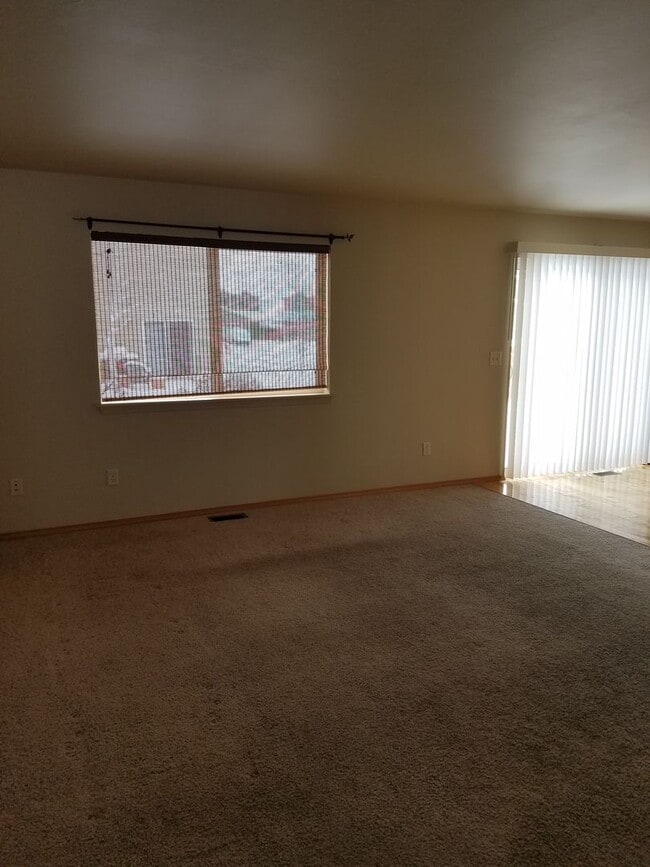 Photo - 3 Bed 2.5 bath Townhouse in Belgrade.