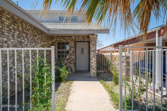 821 Los Lagos Way