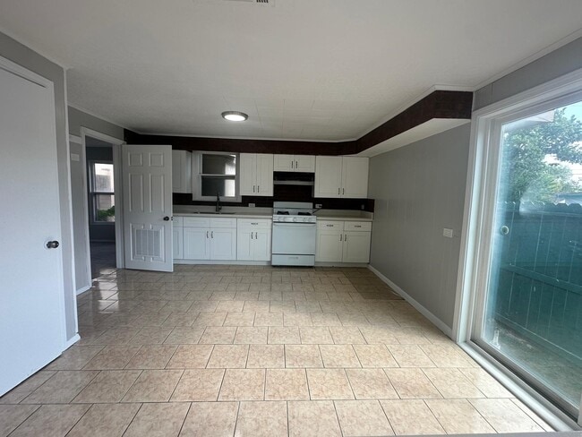 Photo - 918 W 5th St