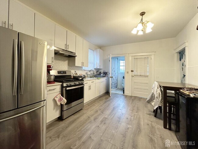 Photo - 104 Thompson St