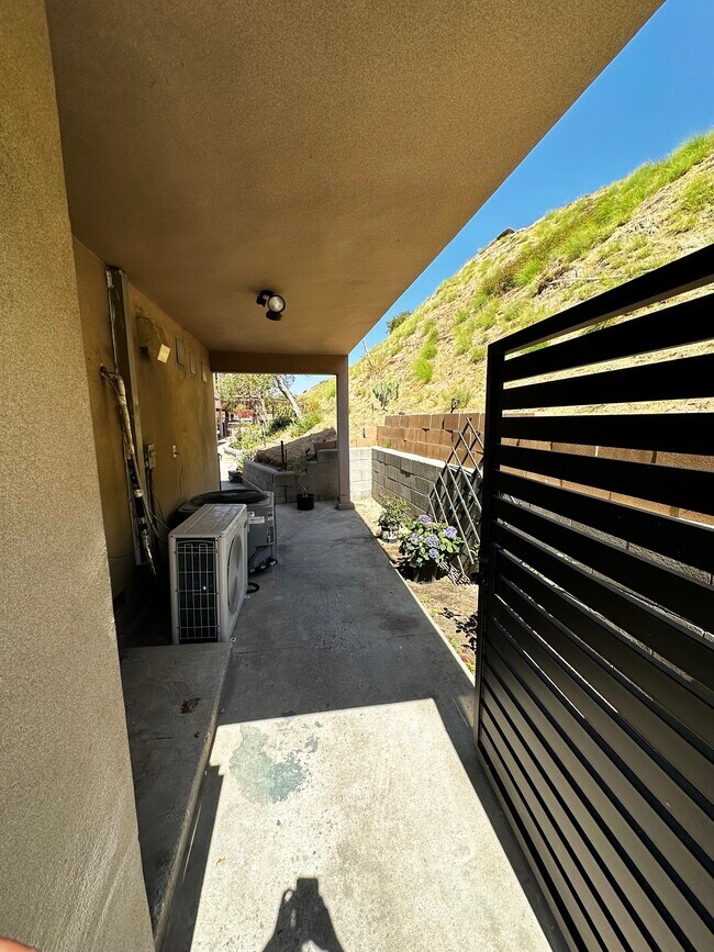 Área cubierta para la conexión de agua y secadora. - 8532 Vine Valley Dr
